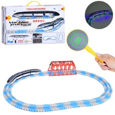 Залізниця 118х48 см на акумуляторі зі світлом та звуком: локомотив 37,5 см та вагони, USB-зарядка, у коробці 46х28,5х10,5 см.