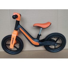 Велобіг з рамою з нейлонового скловолокна та надувними колесами